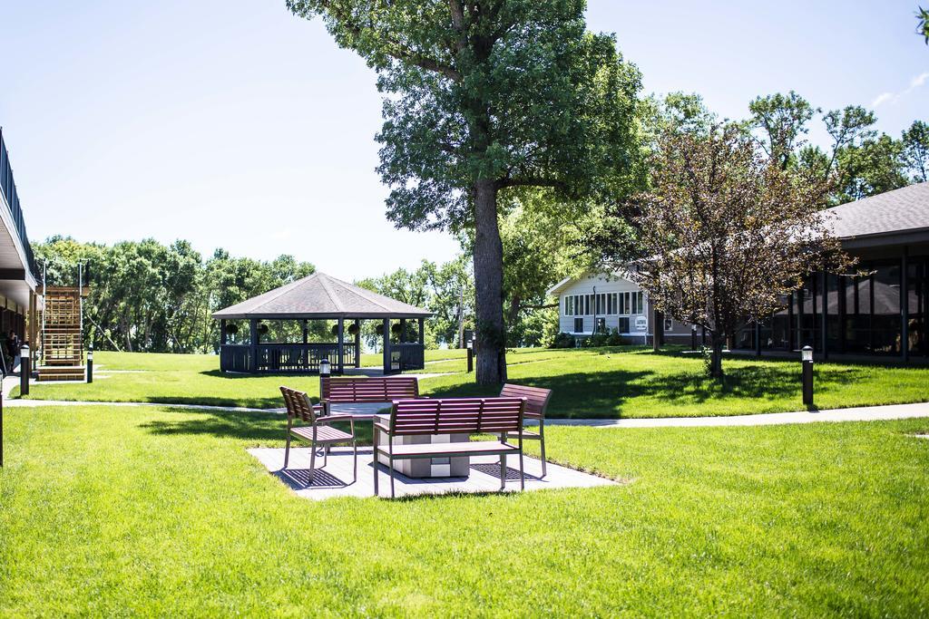 Okoboji Commons Hotel מראה חיצוני תמונה