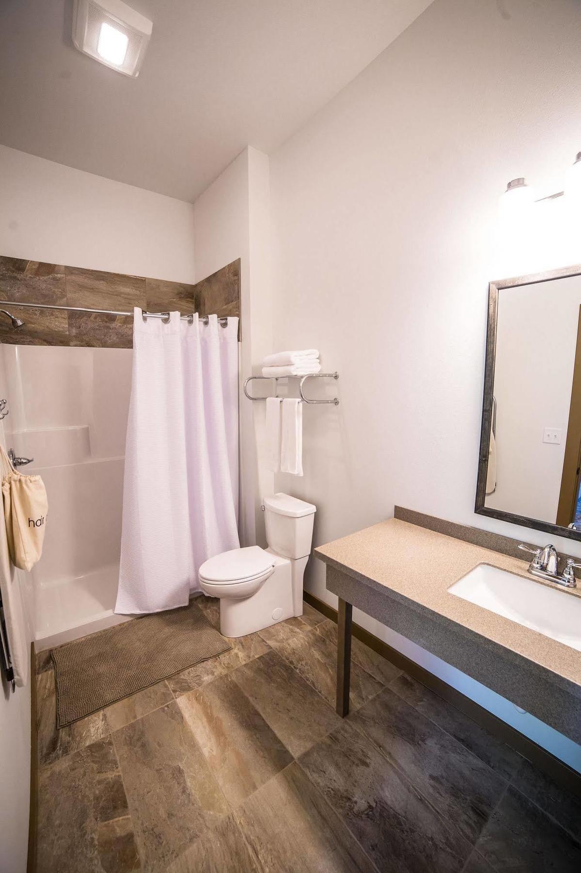 Okoboji Commons Hotel מראה חיצוני תמונה