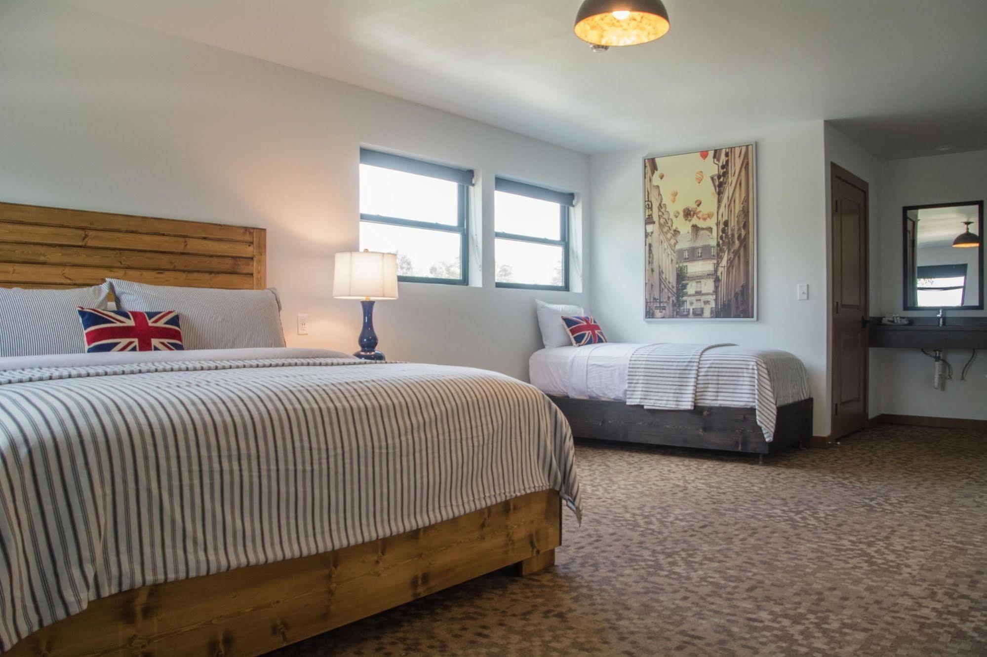 Okoboji Commons Hotel מראה חיצוני תמונה